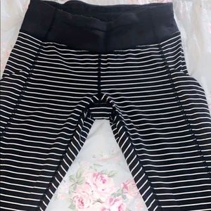 LuluLemon Size6 Black & White striped 7/8 leggings